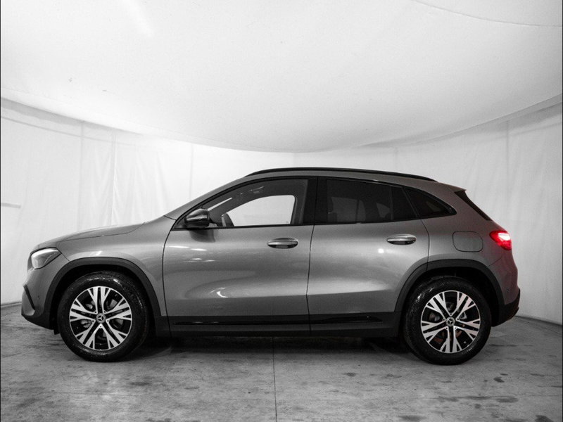 Mercedes-Benz GLA SUV nuova a Macerata (2)