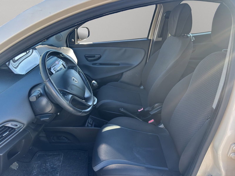Lancia Ypsilon usata a Macerata (9)