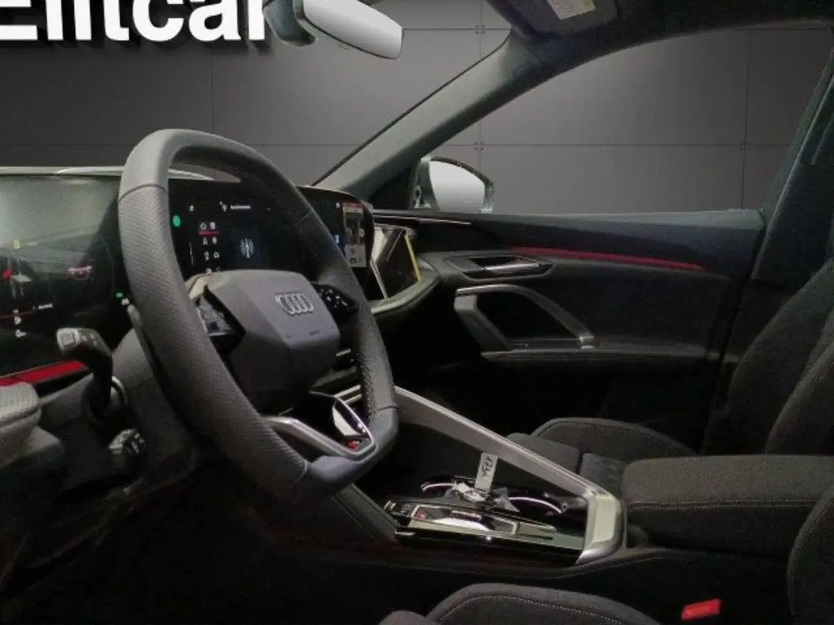 Audi Q5 Sportback nuova a Novara (11)