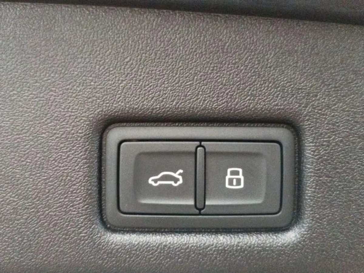 Audi Q5 Sportback nuova a Novara (19)