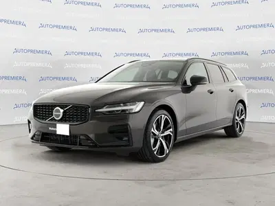 Volvo V60 B4 automatico Plus Dark nuova a Como