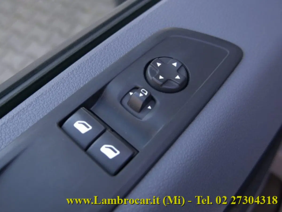 Opel Vivaro Furgone usata a Milano (18)