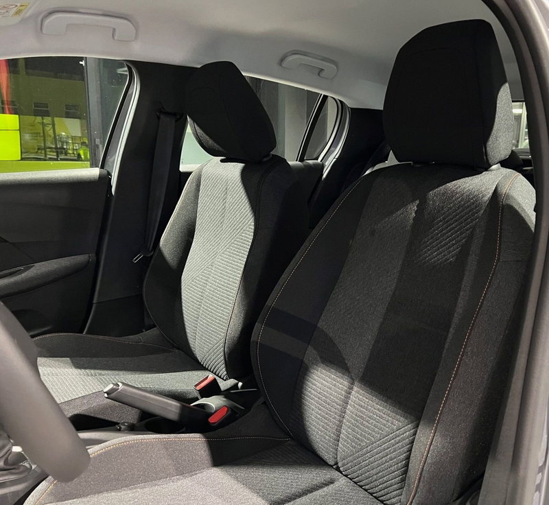 Peugeot 208 nuova a Bari (13)