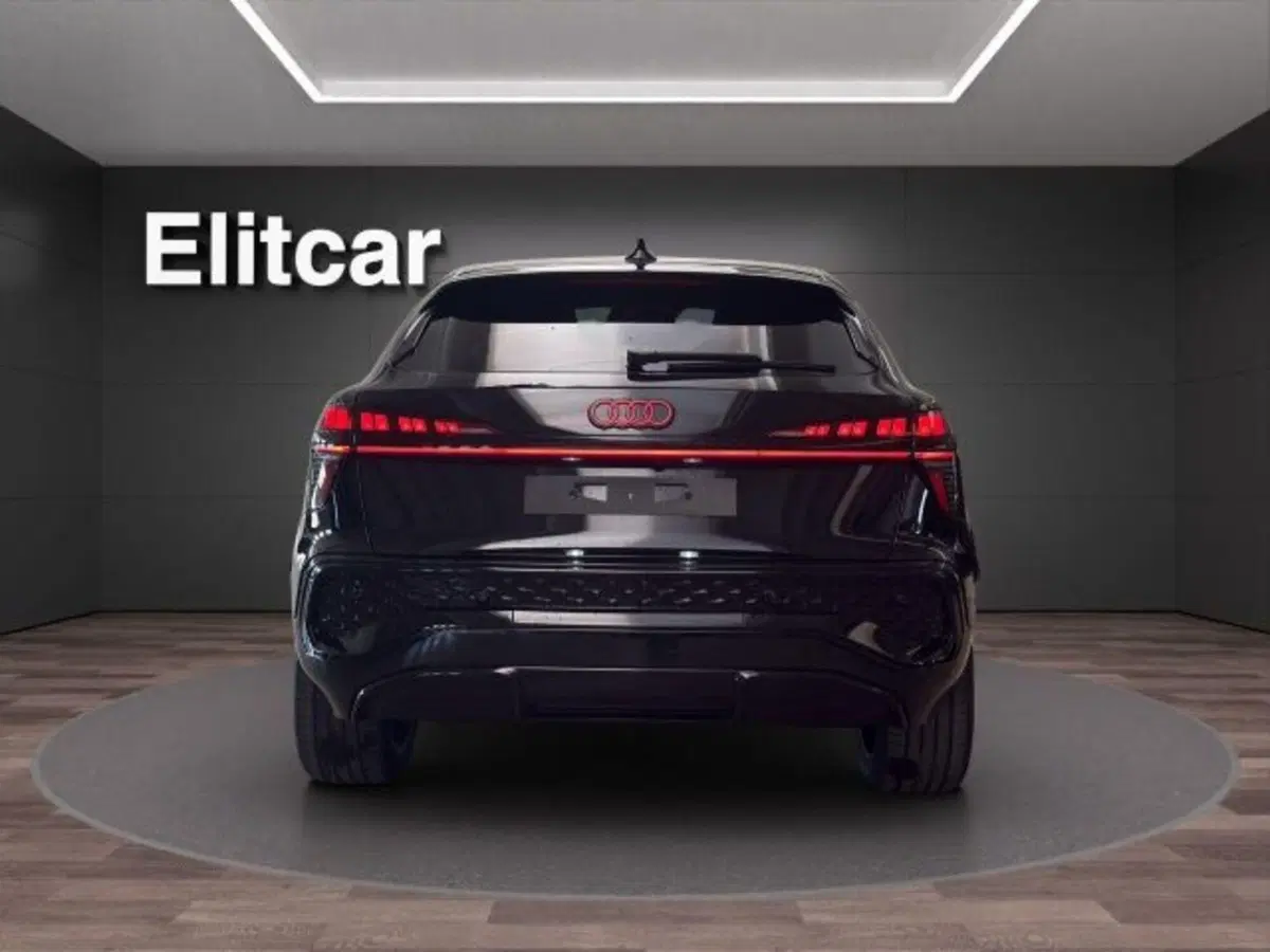 Audi Q3 Sportback nuova a Novara (7)