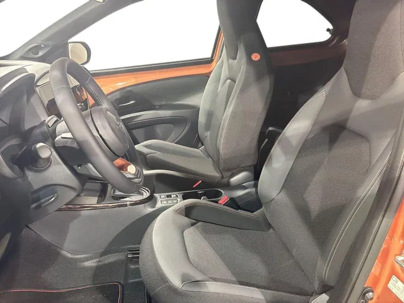 Toyota Aygo X nuova a Lecco (10)