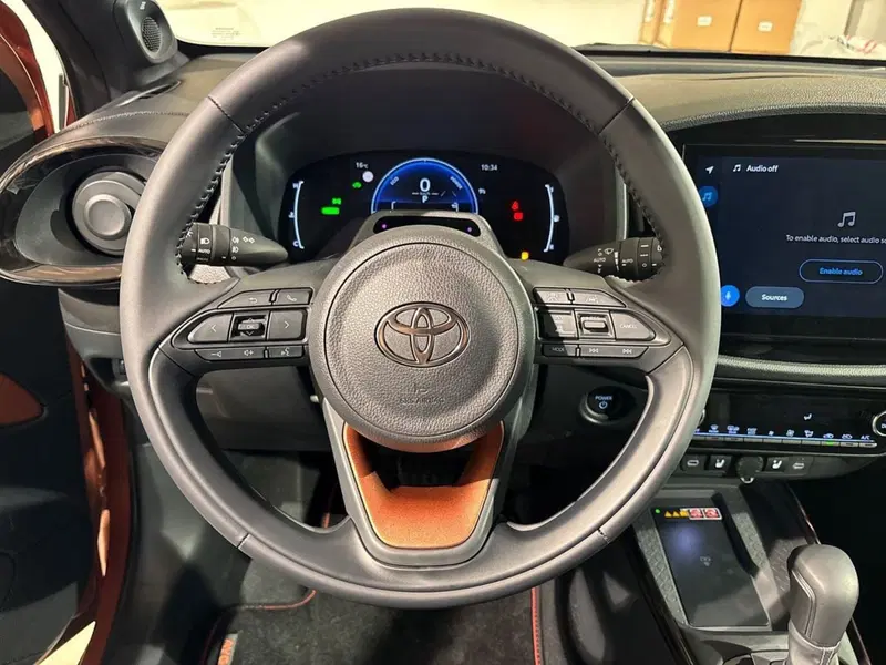 Toyota Aygo X nuova a Lecco (14)