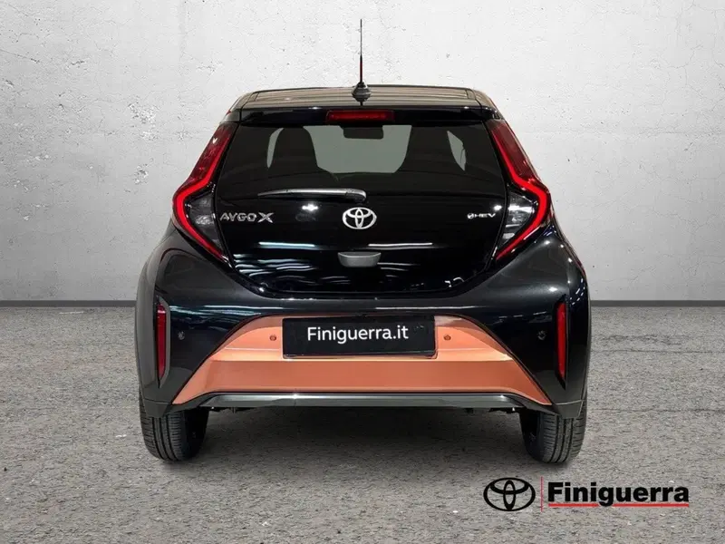 Toyota Aygo X nuova a Lecco (3)