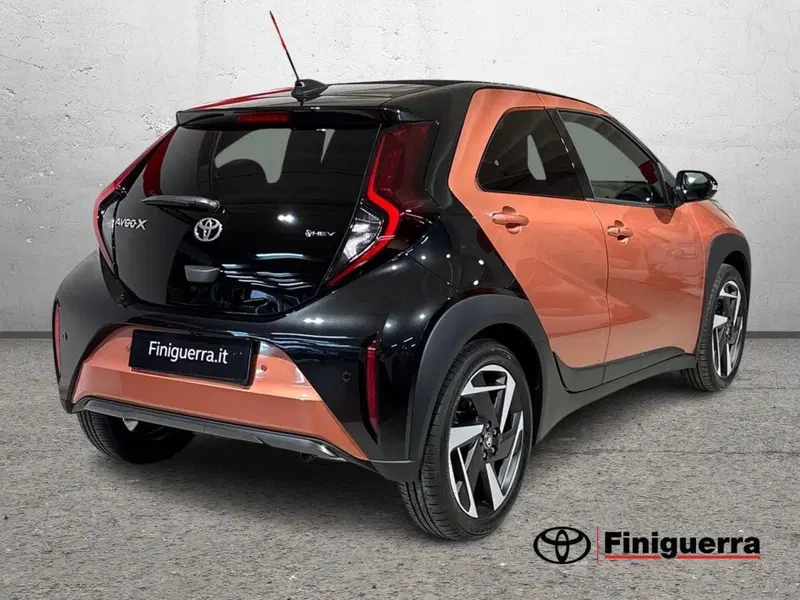 Toyota Aygo X nuova a Lecco (4)