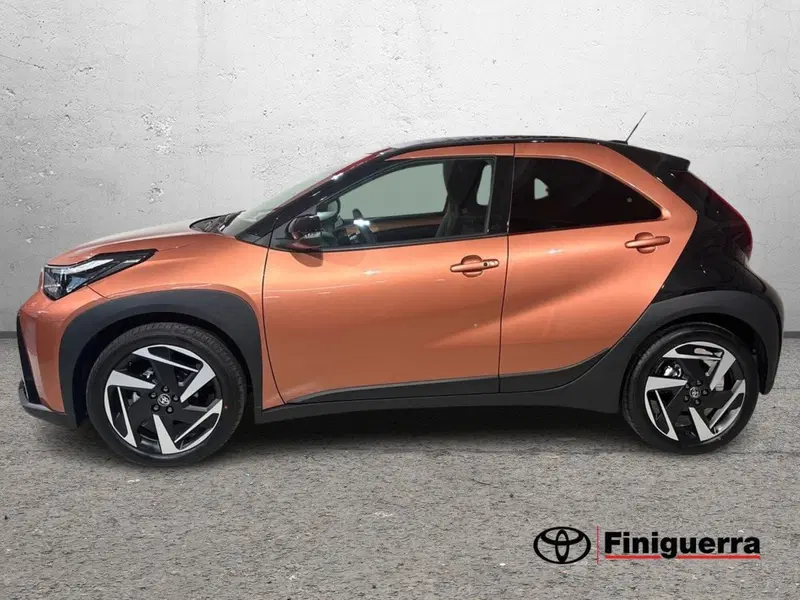 Toyota Aygo X nuova a Lecco (6)