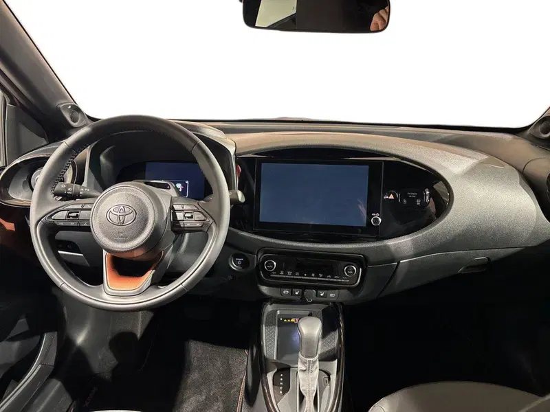 Toyota Aygo X nuova a Lecco (8)