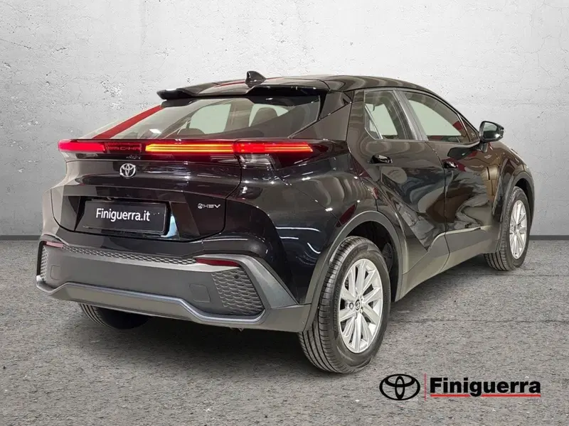 Toyota Toyota C-HR nuova a Lecco (4)