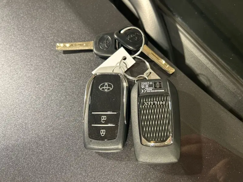 Toyota Hilux nuova a Lecco (16)