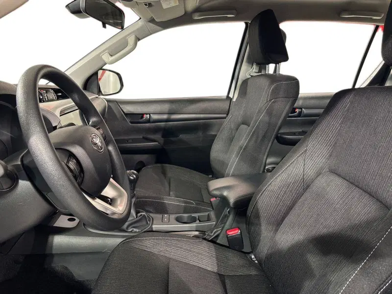 Toyota Hilux nuova a Lecco (10)