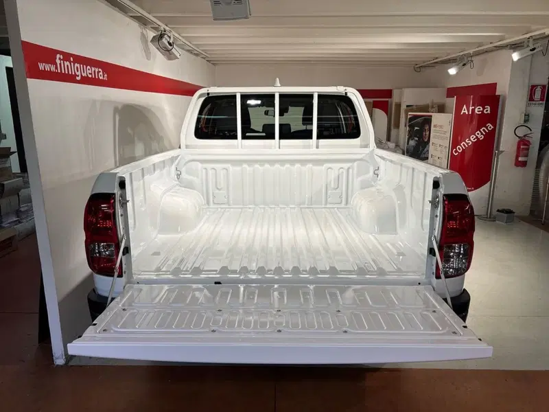 Toyota Hilux nuova a Lecco (12)