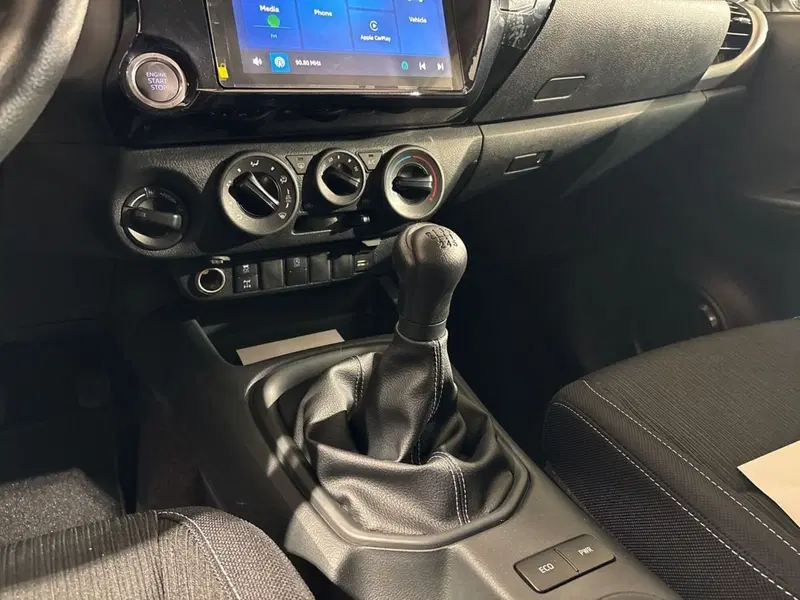 Toyota Hilux nuova a Lecco (14)
