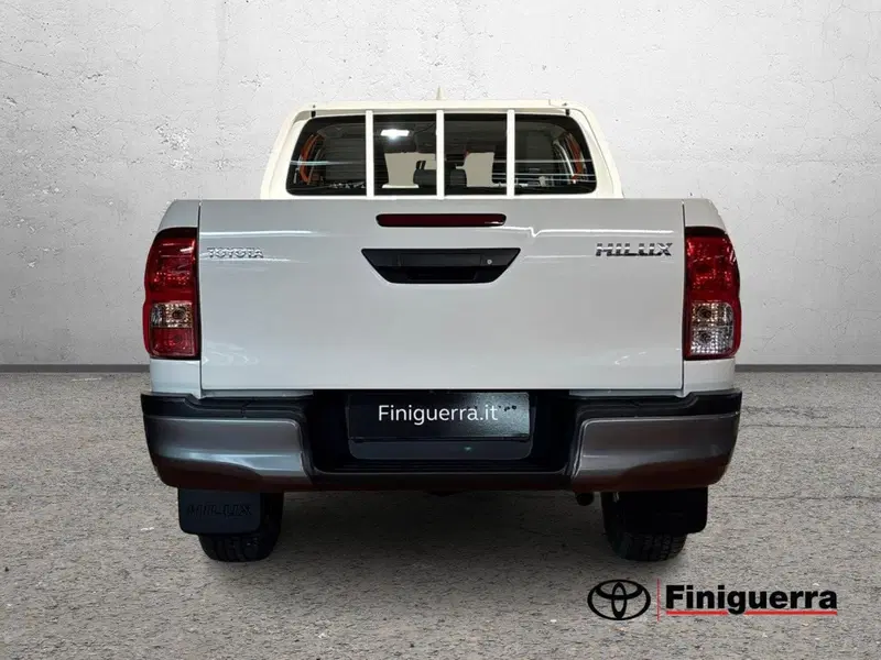 Toyota Hilux nuova a Lecco (3)