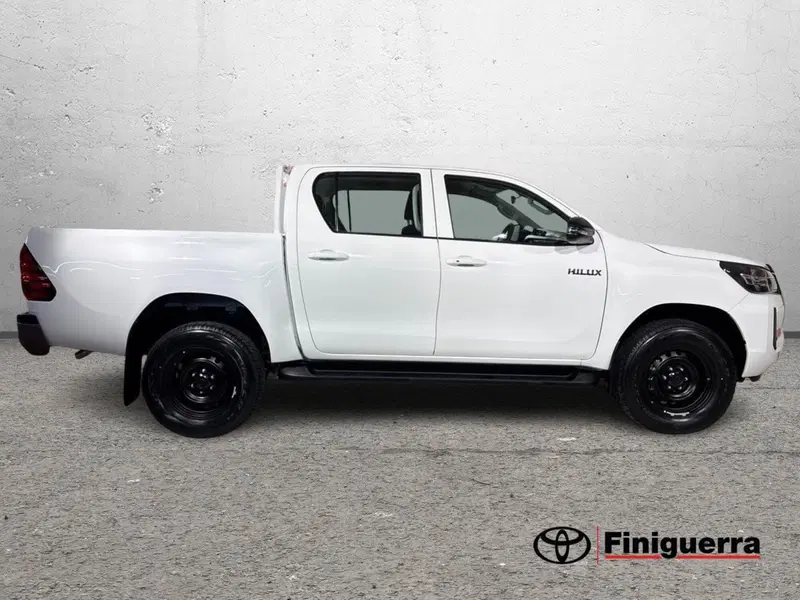 Toyota Hilux nuova a Lecco (5)