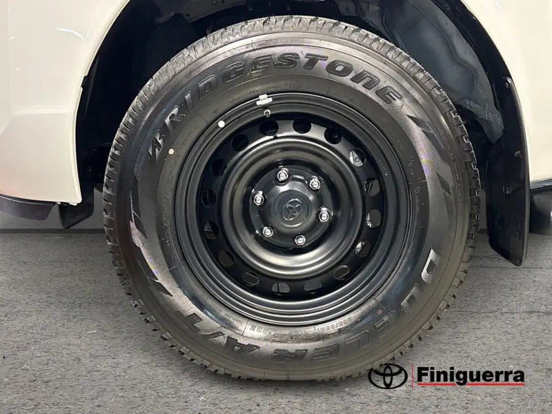 Toyota Hilux nuova a Lecco (7)