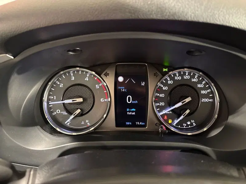 Toyota Hilux nuova a Lecco (9)