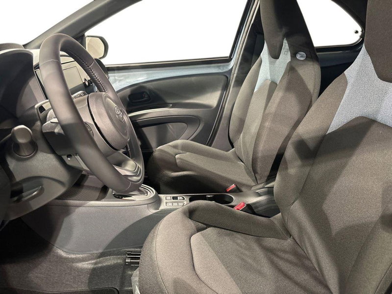 Toyota Aygo X nuova a Lecco (10)