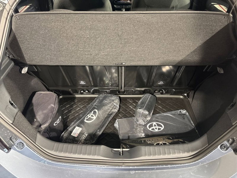 Toyota Aygo X nuova a Lecco (12)