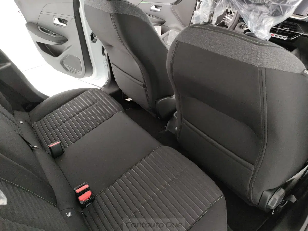 Peugeot 208 nuova a Caserta (11)