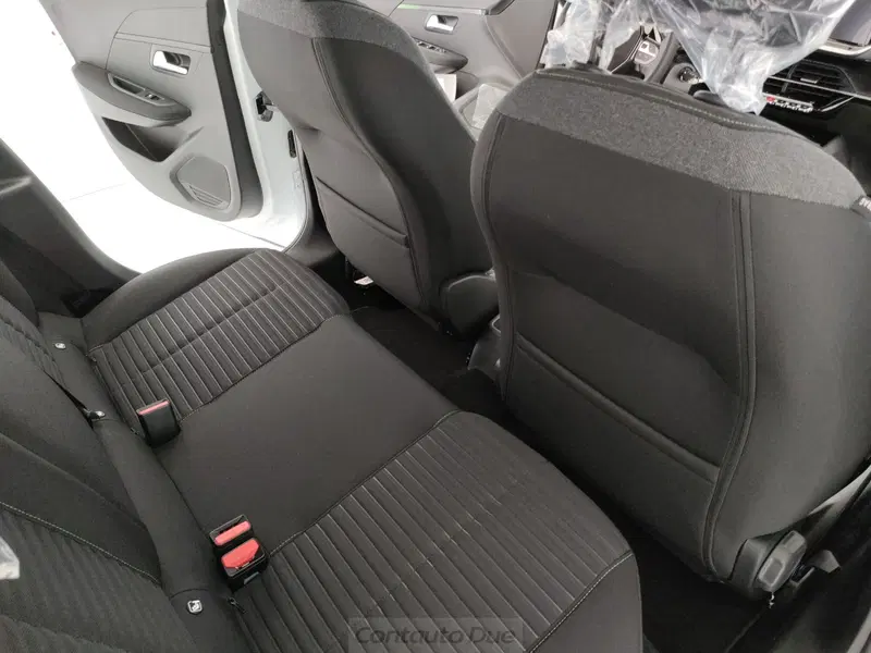 Peugeot 208 nuova a Caserta (11)
