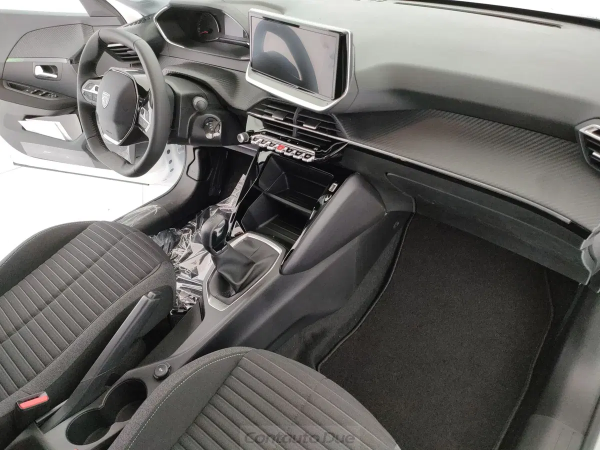 Peugeot 208 nuova a Caserta (13)