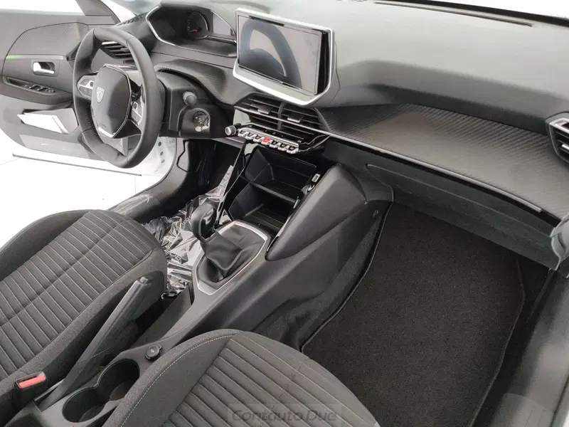 Peugeot 208 nuova a Caserta (13)