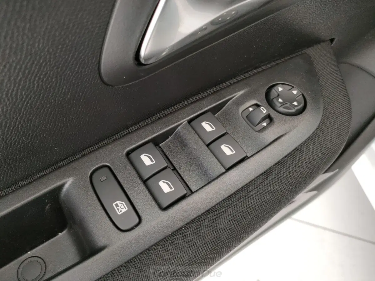 Peugeot 208 nuova a Caserta (19)