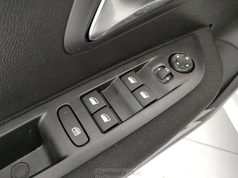 Peugeot 208 nuova a Caserta (19)