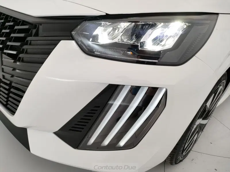 Peugeot 208 nuova a Caserta (9)