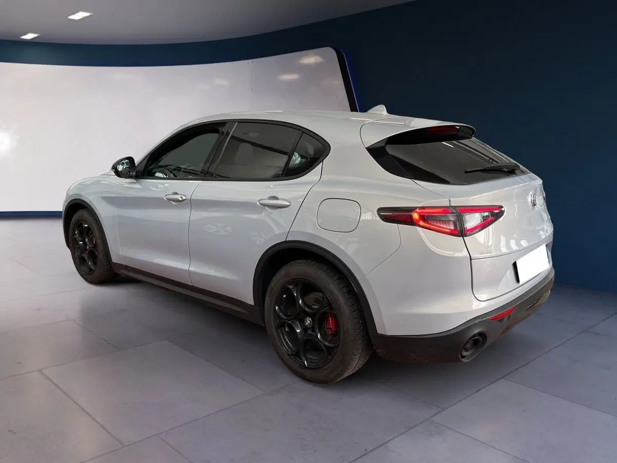 Alfa Romeo Stelvio usata a Torino (4)