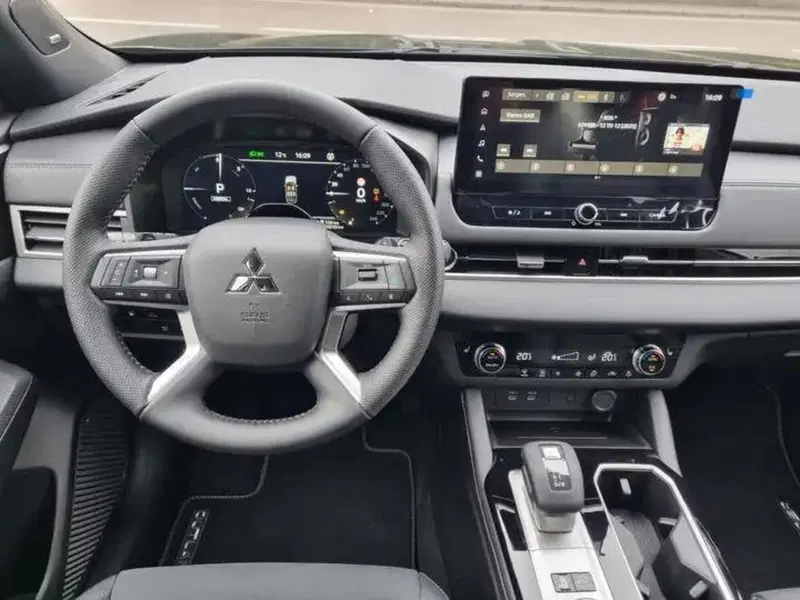 Mitsubishi Outlander nuova a Como (13)
