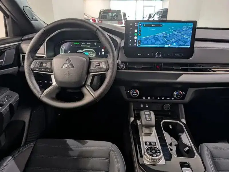 Mitsubishi Outlander nuova a Como (5)