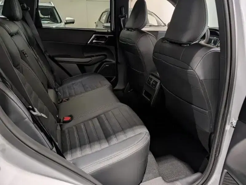 Mitsubishi Outlander nuova a Como (9)