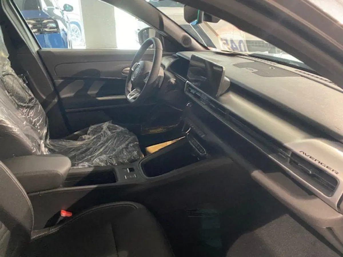 Jeep Avenger nuova a Benevento (13)