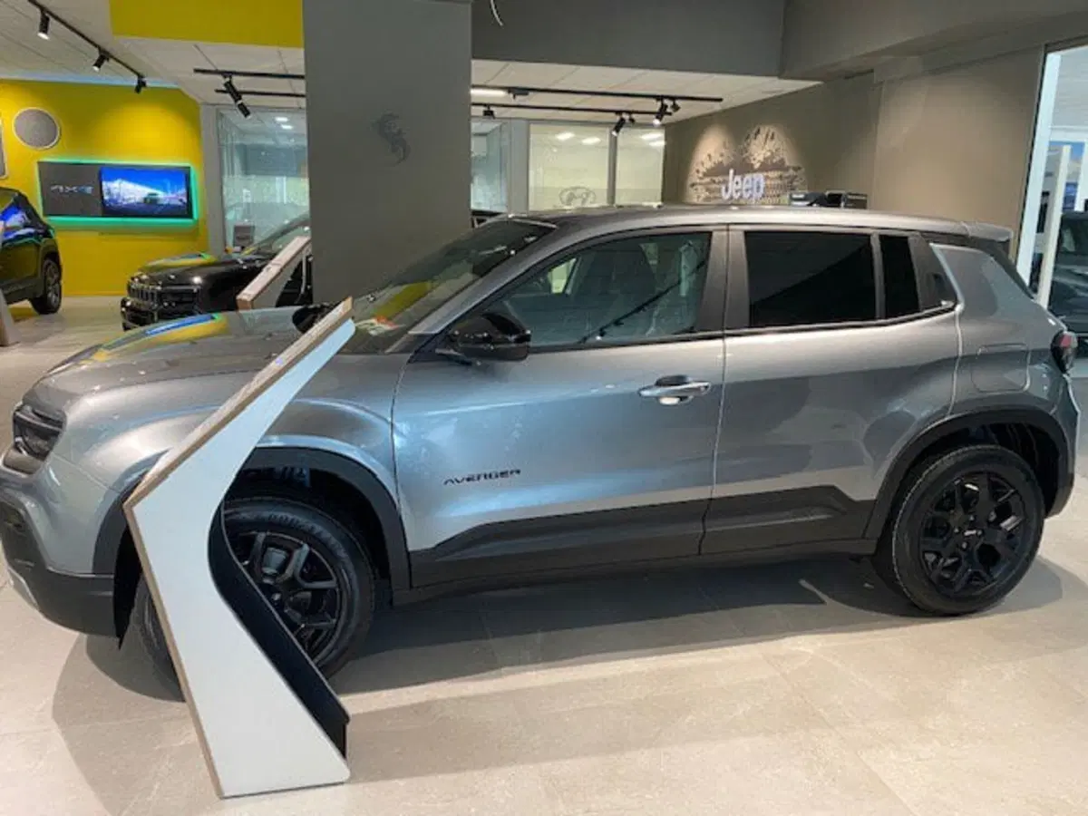 Jeep Avenger nuova a Benevento (15)