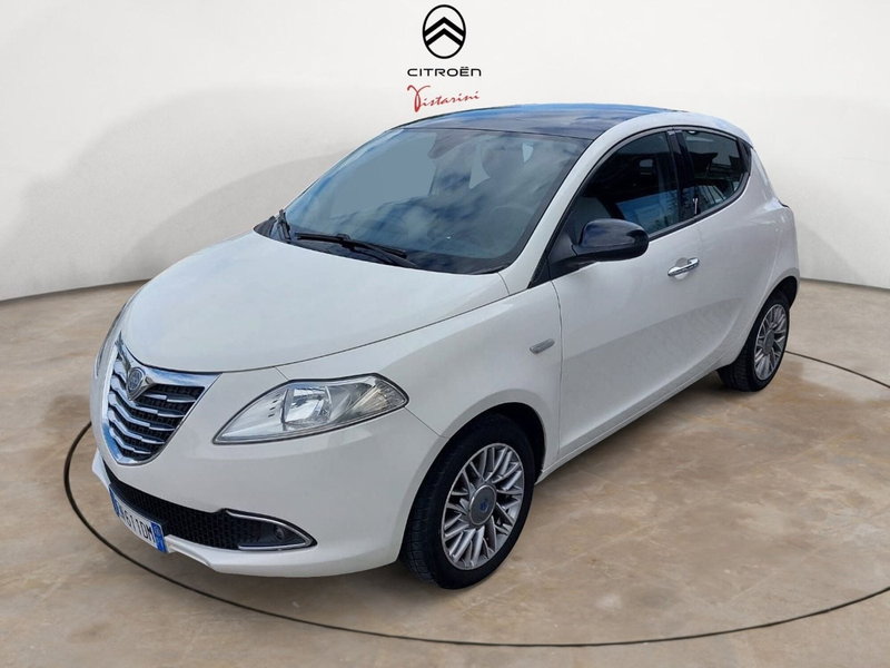 Lancia Ypsilon usata a Pavia