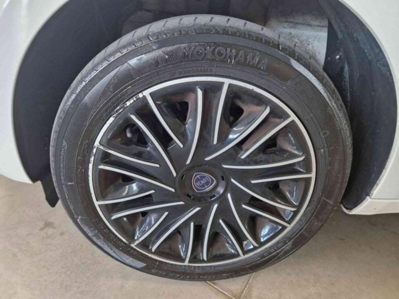 Lancia Ypsilon usata a Bologna (15)