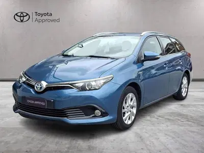 Toyota Auris Station Wagon 1.8 Hybrid Lounge del 2016 usata a Torino