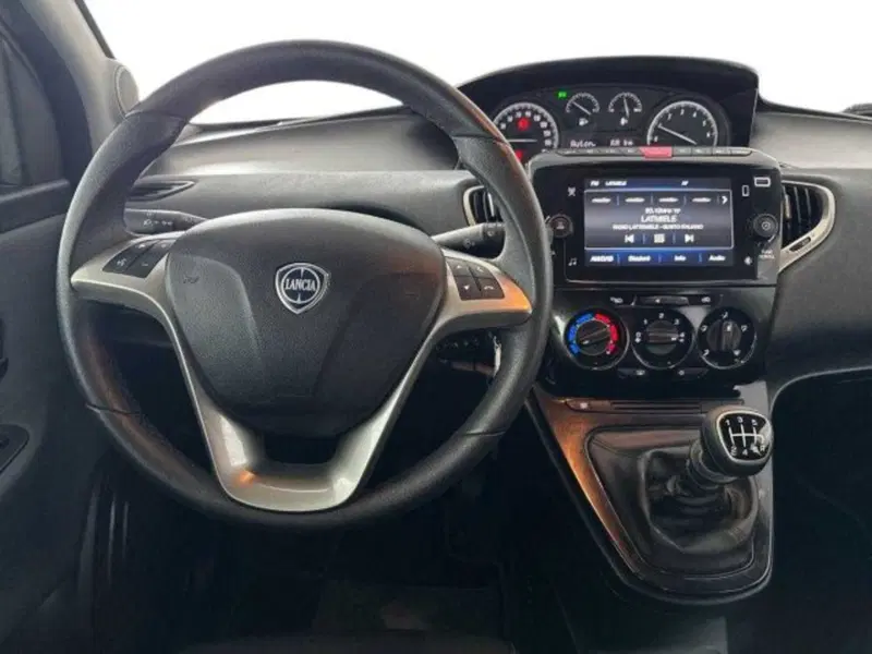 Lancia Ypsilon usata a Bologna (10)