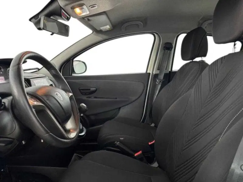 Lancia Ypsilon usata a Bologna (12)