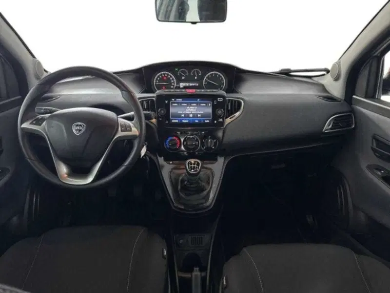 Lancia Ypsilon usata a Bologna (9)