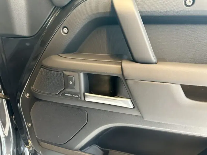 Land Rover Defender nuova a Modena (14)