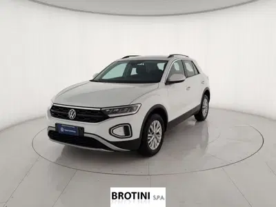 Volkswagen T-Roc 1.0 TSI Life del 2023 usata a Massa