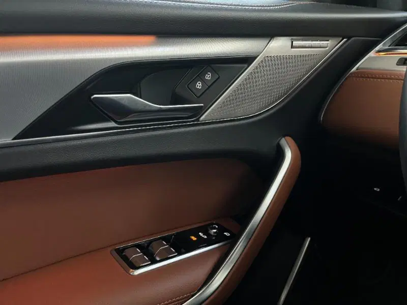 Jaguar F-Pace usata a Venezia (7)