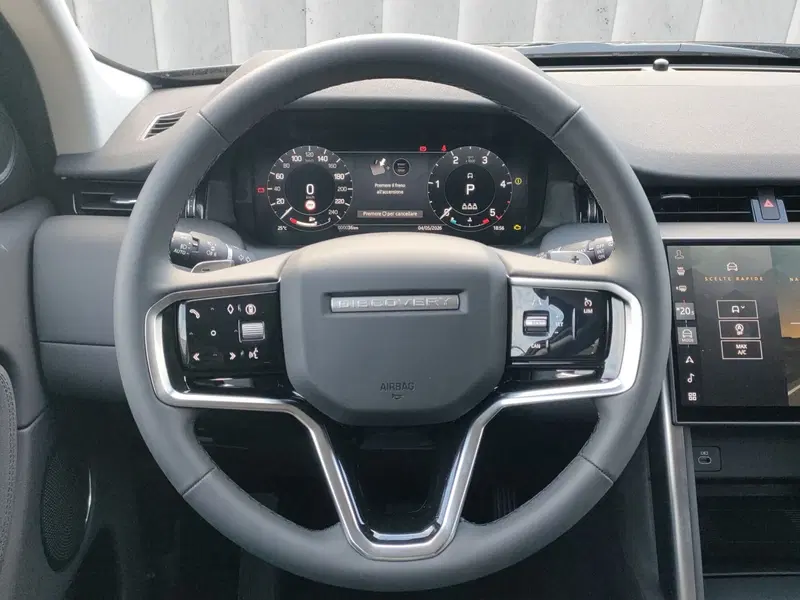Land Rover Discovery Sport nuova a Lecco (12)