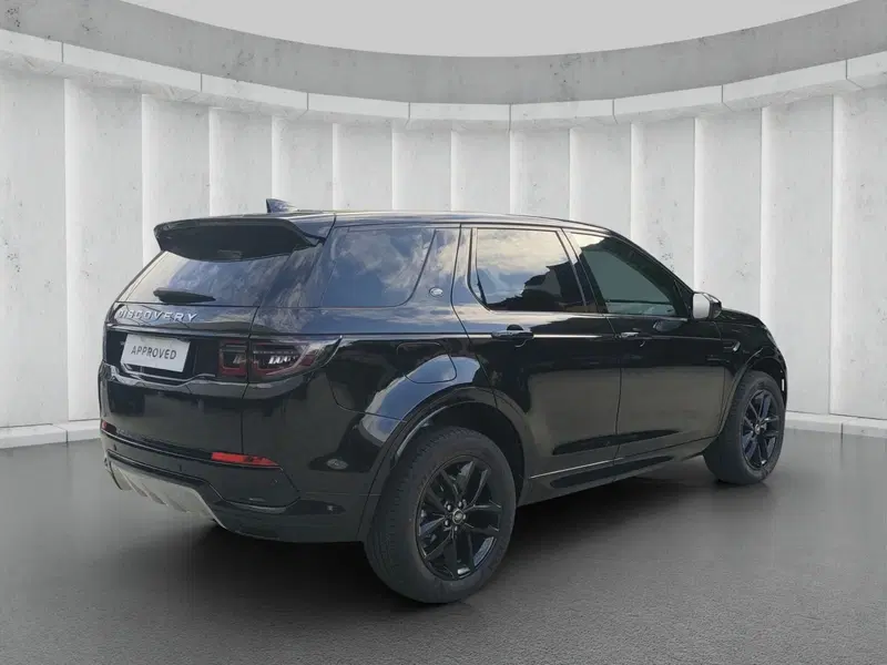 Land Rover Discovery Sport nuova a Lecco (2)