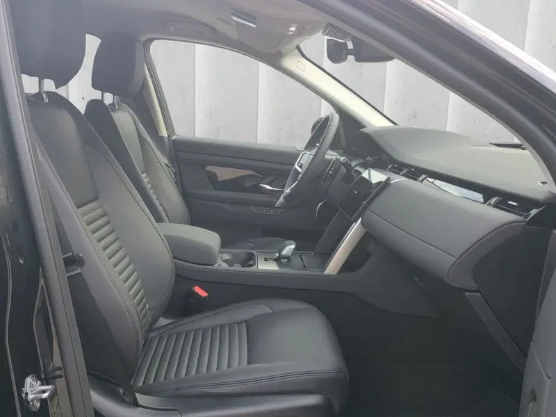 Land Rover Discovery Sport nuova a Lecco (3)